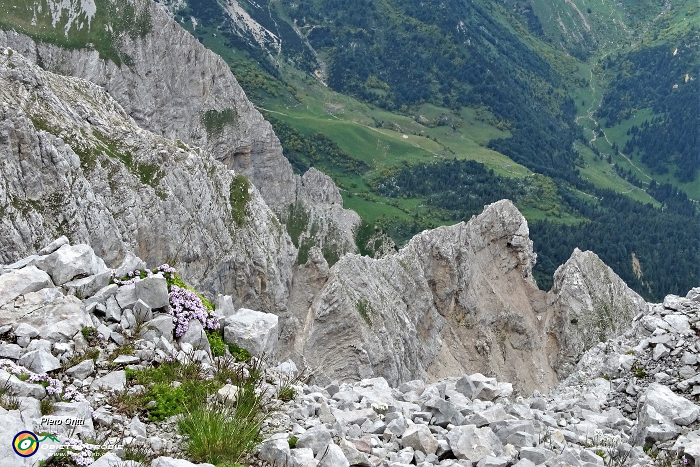 75 Rocce d'Arera a precipizio sulla Valcanale.JPG